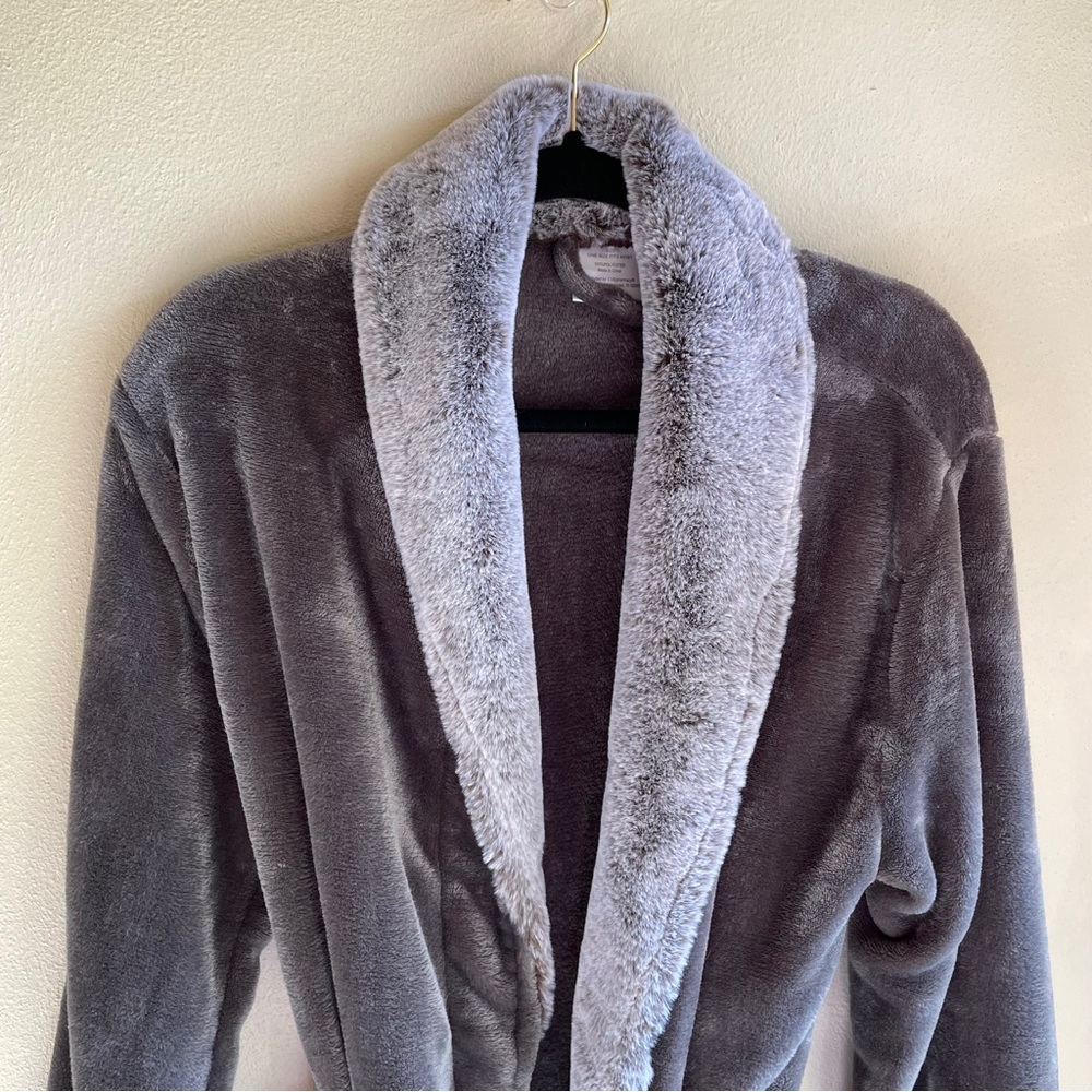 Women's Plush Fleece Shawl Collar Robe. Below Knee Length. Grey. One Size - Picture 9 of 9